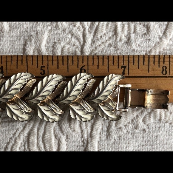 VINTAGE enamel floral leaf bracelet. Gold & White colour - Picture 7 of 9